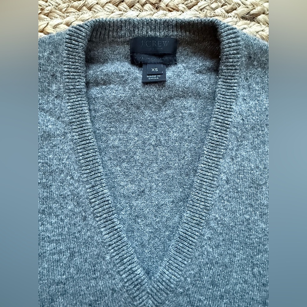 J.Crew Italian Cashmere V-Neck Sweater XS Quiet Luxury Old Money Elevated Basic